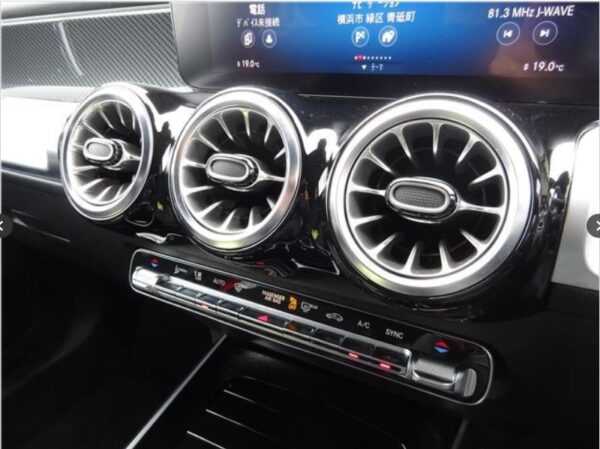 Mercedes-AMG GLB 35 2023 - Image 19