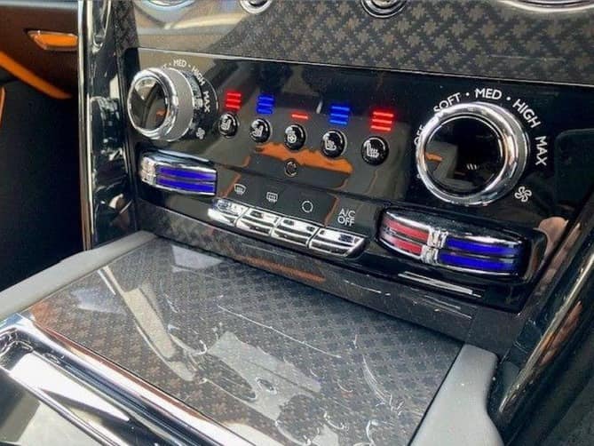 Rolls-Royce Cullinan Black Badge 2023 - Image 10