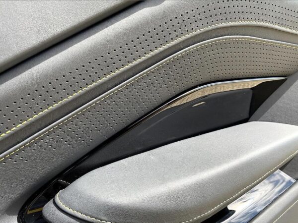 Aston Martin Vantage 2024 - Image 15