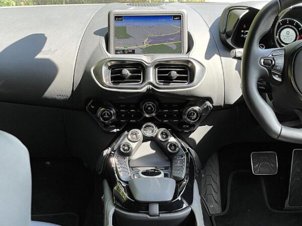 Aston Martin Vantage 2024 - Image 41