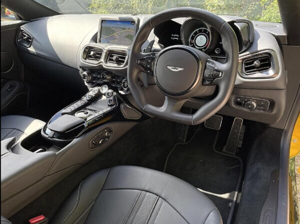 Aston Martin Vantage 2024 - Image 59