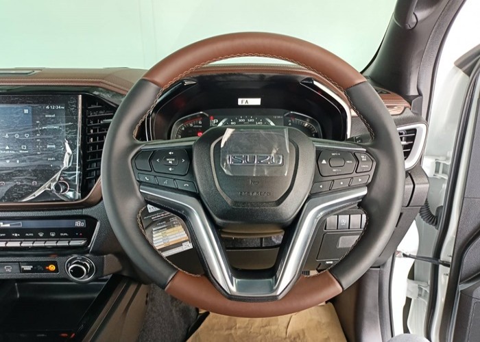 2025 ISUZU Double Cab 3.0L 4WD AT β White Diesel - Image 4