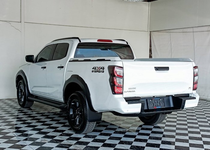 2025 ISUZU Double Cab 3.0L 4WD AT β White Diesel - Image 16
