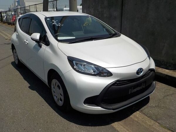 TOYOTA Pearl white Aqua 2022 new shape hybrid (Stock ID: 5282) - Image 2