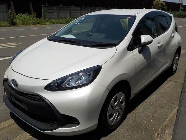 TOYOTA Pearl white Aqua 2022 new shape hybrid (Stock ID: 5282)