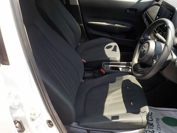 TOYOTA Pearl white Aqua 2022 new shape hybrid (Stock ID: 5282) - Image 8