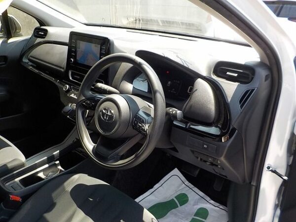 TOYOTA Pearl white Aqua 2022 new shape hybrid (Stock ID: 5282) - Image 9