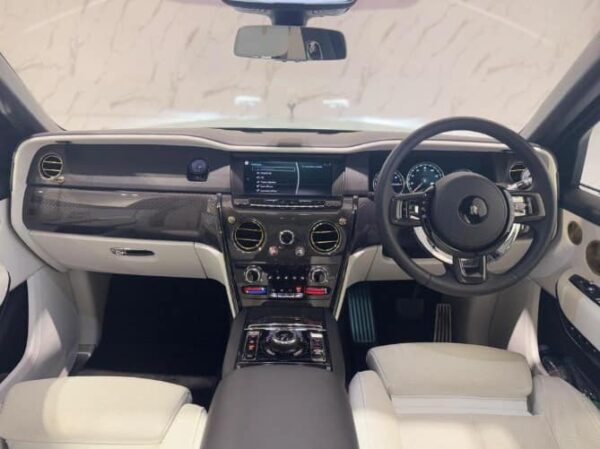 Rolls-Royce Cullinan Black Badge 2023 - Image 12