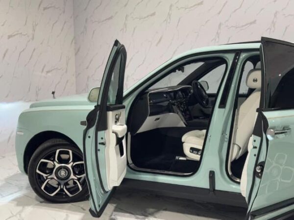 Rolls-Royce Cullinan Black Badge 2023 - Image 13