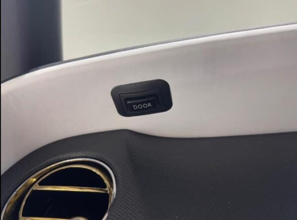 Rolls-Royce Cullinan Black Badge 2023 - Image 18