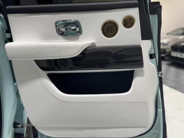 Rolls-Royce Cullinan Black Badge 2023 - Image 25