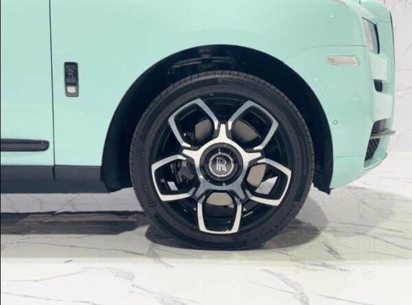 Rolls-Royce Cullinan Black Badge 2023 - Image 27
