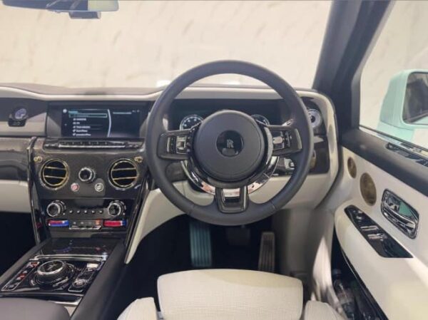 Rolls-Royce Cullinan Black Badge 2023 - Image 11