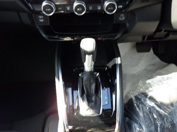 Brand New Honda Vezel Z 2025 Green - Image 12