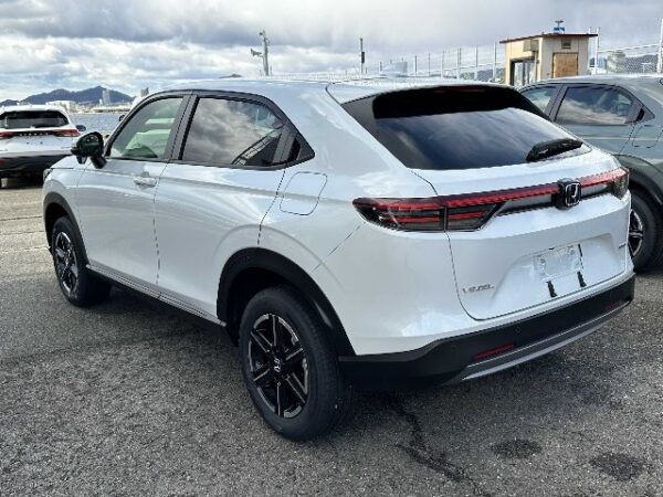 Brand New Honda Vezel X 2025 Pearl White - Image 2