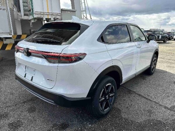 Brand New Honda Vezel X 2025 Pearl White - Image 3