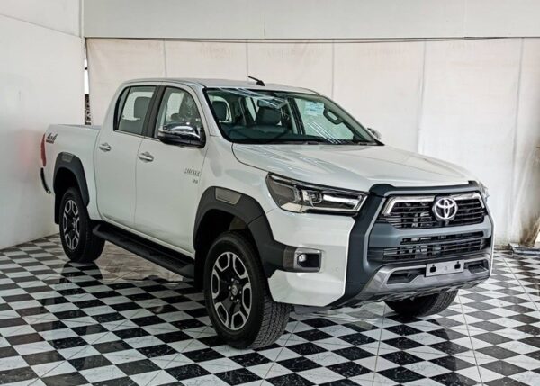 2025 Toyota Hilux 4WD 2.8L Double Cab – White - Image 2