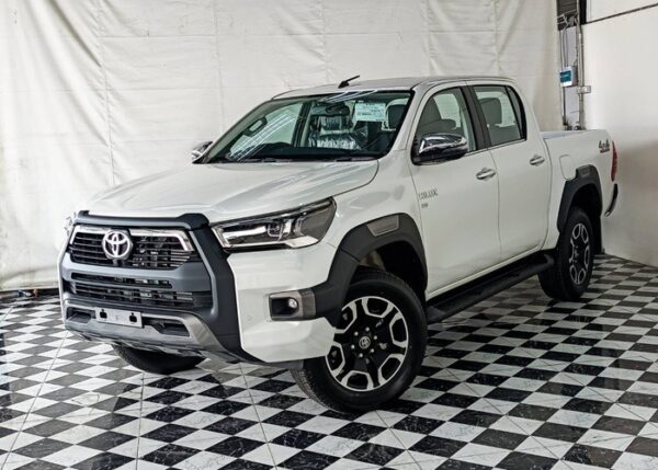 2025 Toyota Hilux 4WD 2.8L Double Cab – White - Image 3