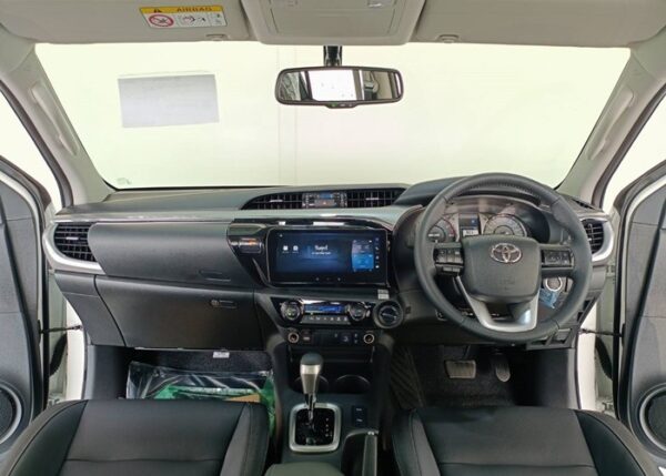 2025 Toyota Hilux 4WD 2.8L Double Cab – White - Image 8