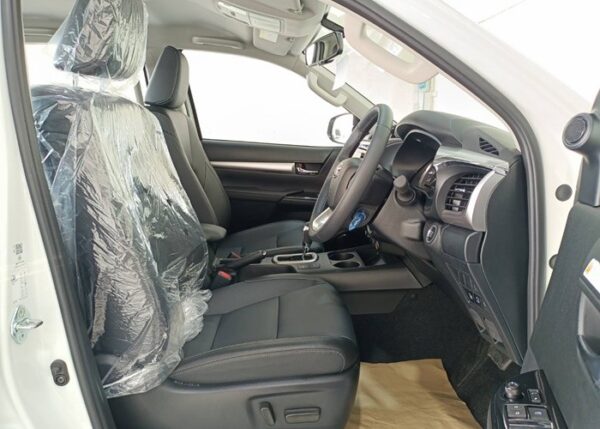 2025 Toyota Hilux 4WD 2.8L Double Cab – White - Image 10