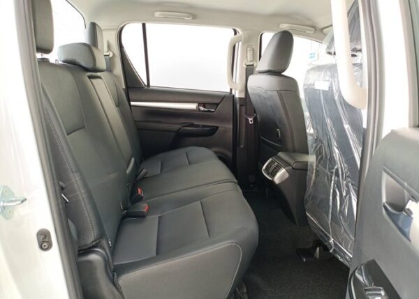 2025 Toyota Hilux 4WD 2.8L Double Cab – White - Image 11