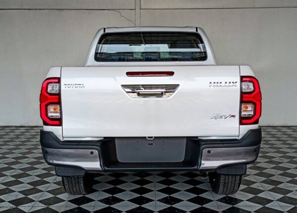 2025 Toyota Hilux 4WD 2.8L Double Cab – White - Image 13